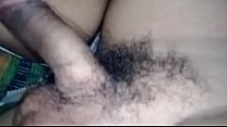 Сногсшибательная молодая брюнетка в ванной комнатушке облизывает пенис сожителя